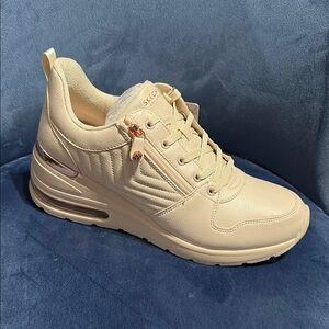 Skechers Cream Sneakers with Chunky Silhouette and Air Cushioning